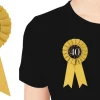 Badge 40 med satinbånd guld
