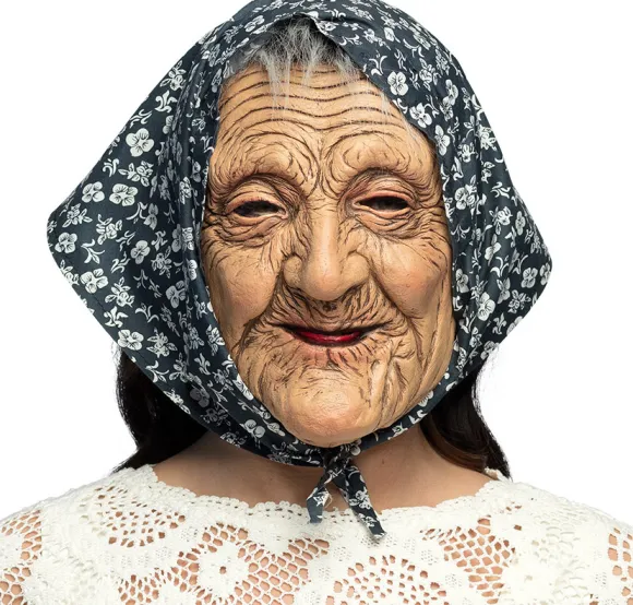 Gammel dame med tørklæde maske